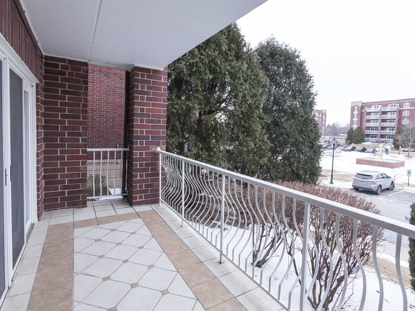 7041 W Touhy Avenue Unit: 202