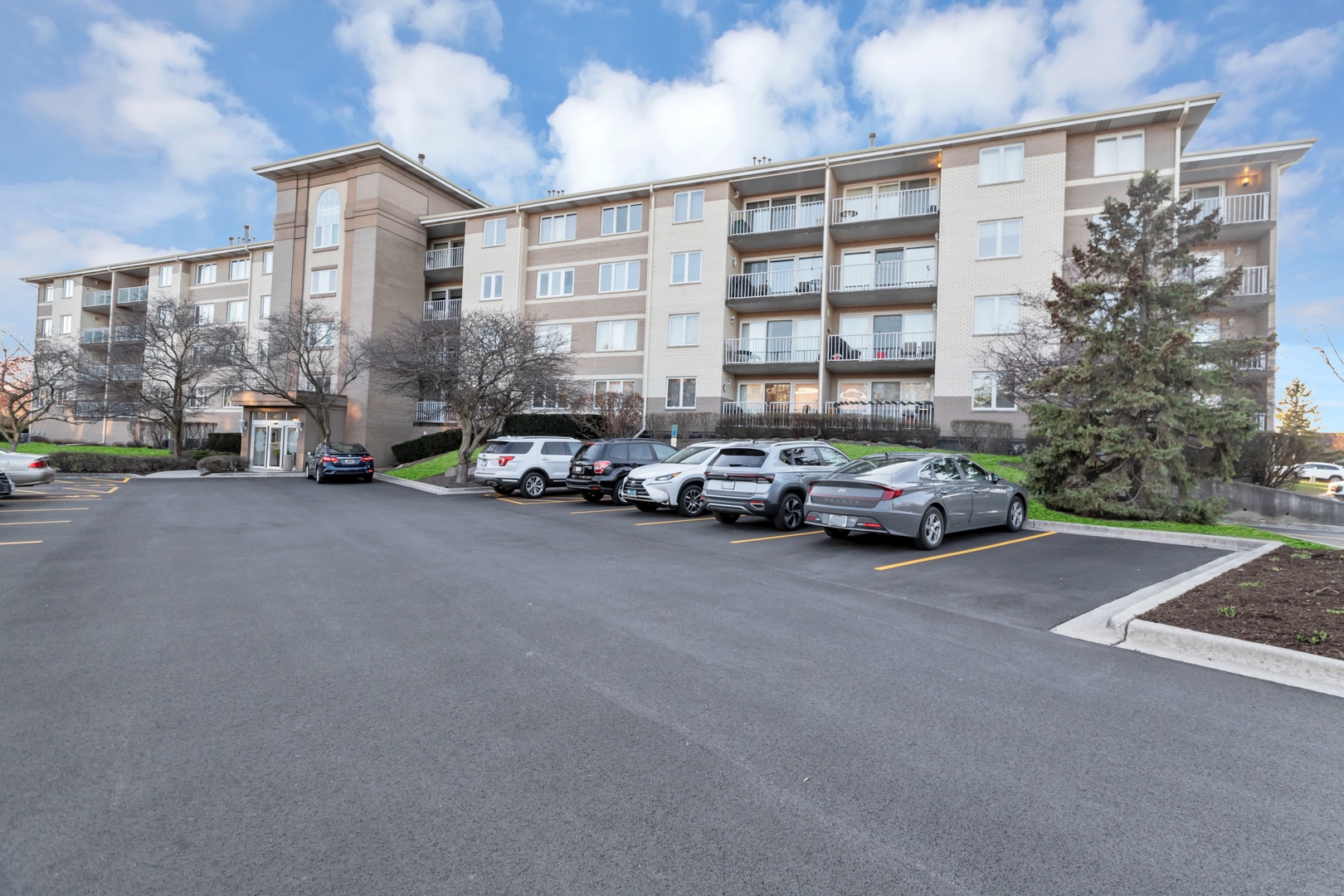 480 E Montrose Avenue Unit: 209