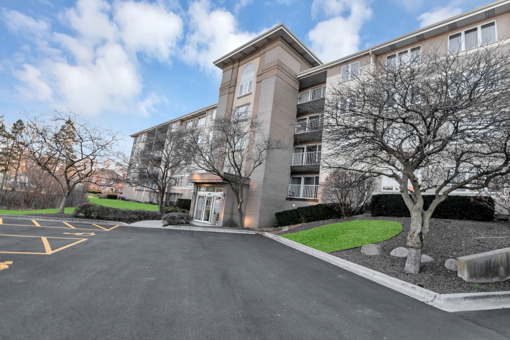 480 E Montrose Avenue Unit: 209