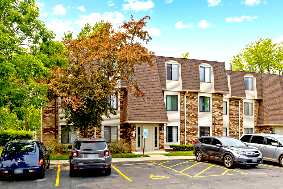 219 W Court of Shorewood Unit: 1A