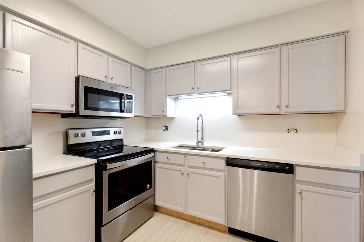 219 W Court of Shorewood Unit: 1A