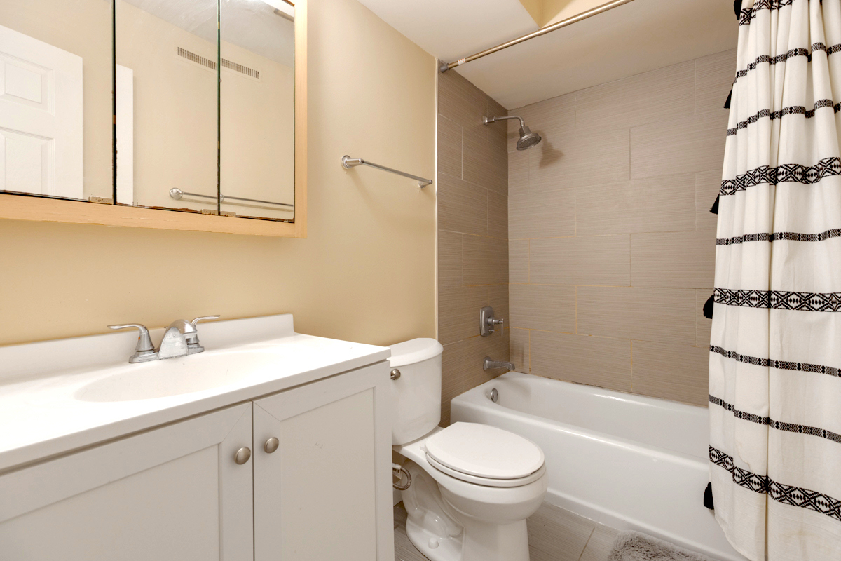 219 W Court of Shorewood Unit: 1A