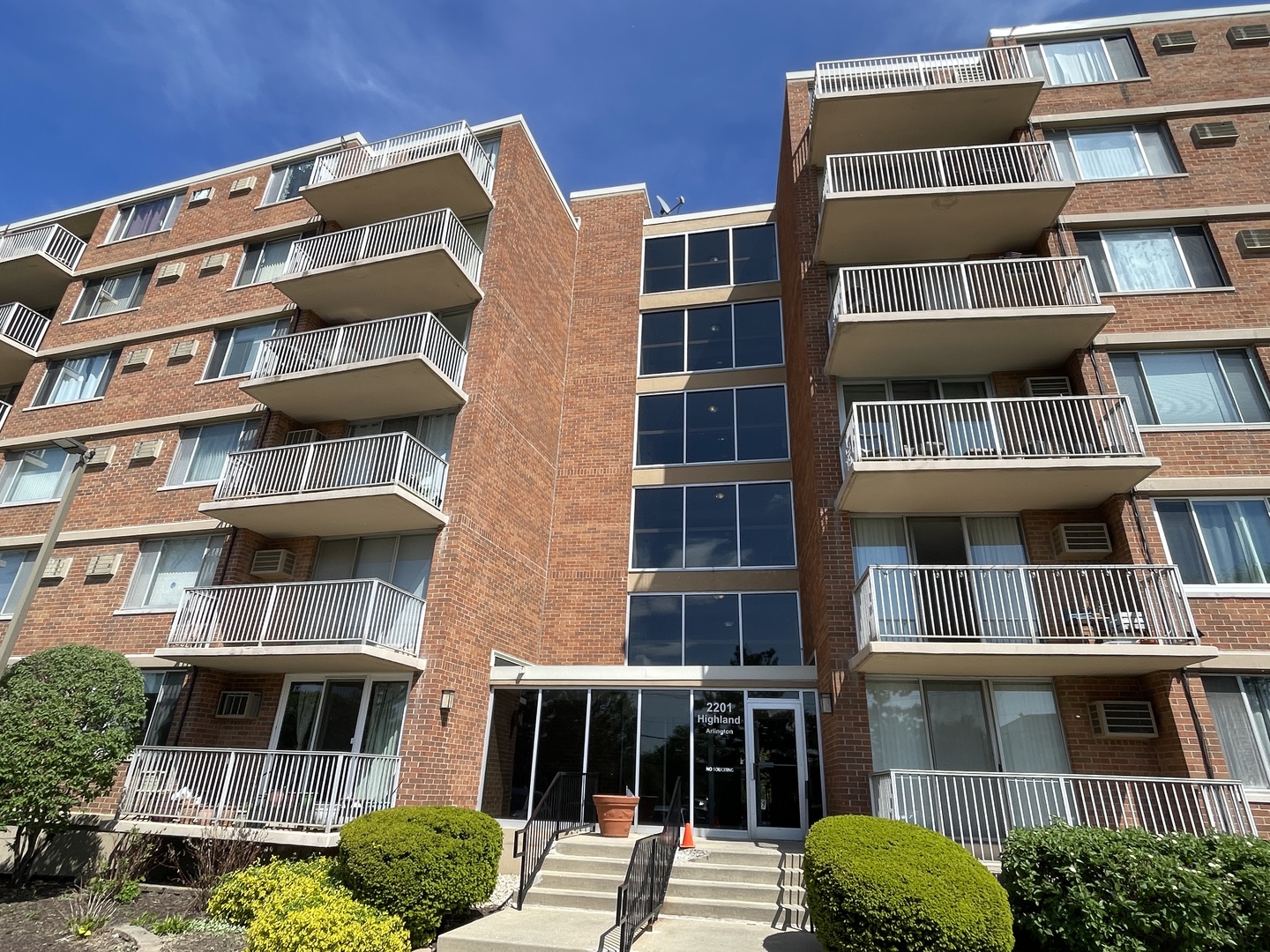 2201 S Highland Avenue Unit: 2J