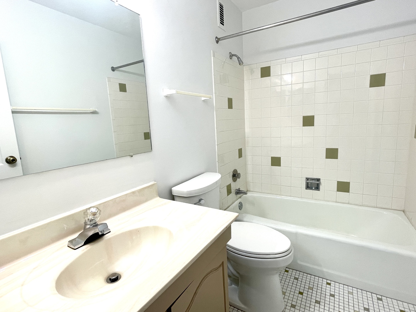 2201 S Highland Avenue Unit: 2J