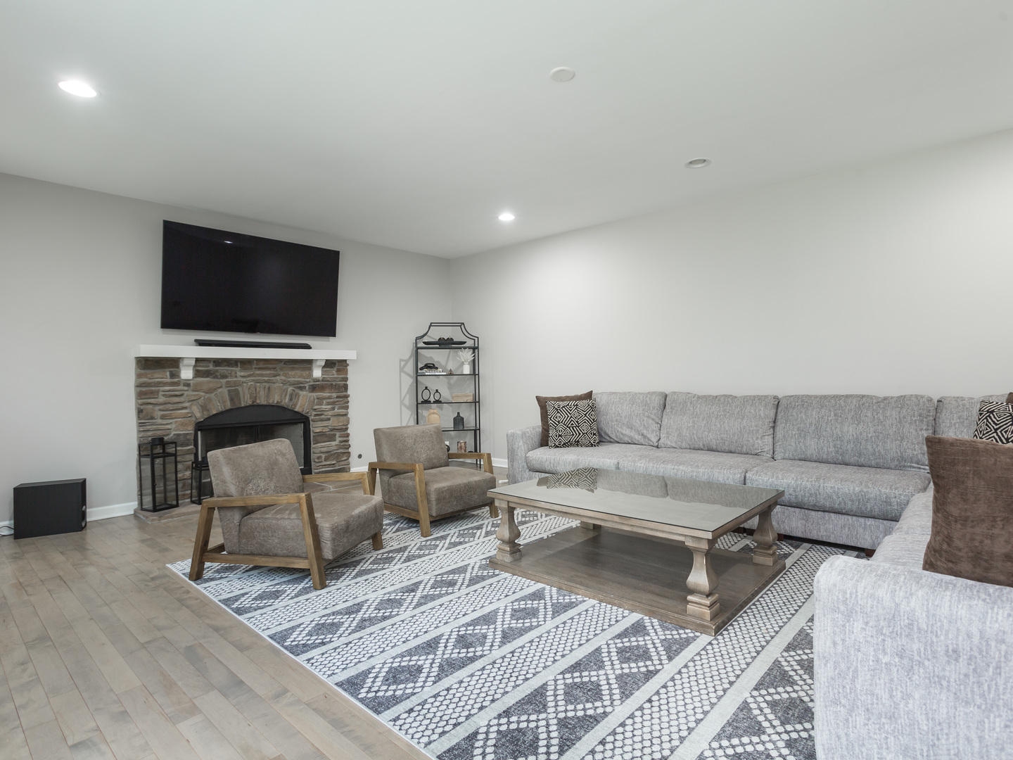 879 Oak Ridge Boulevard