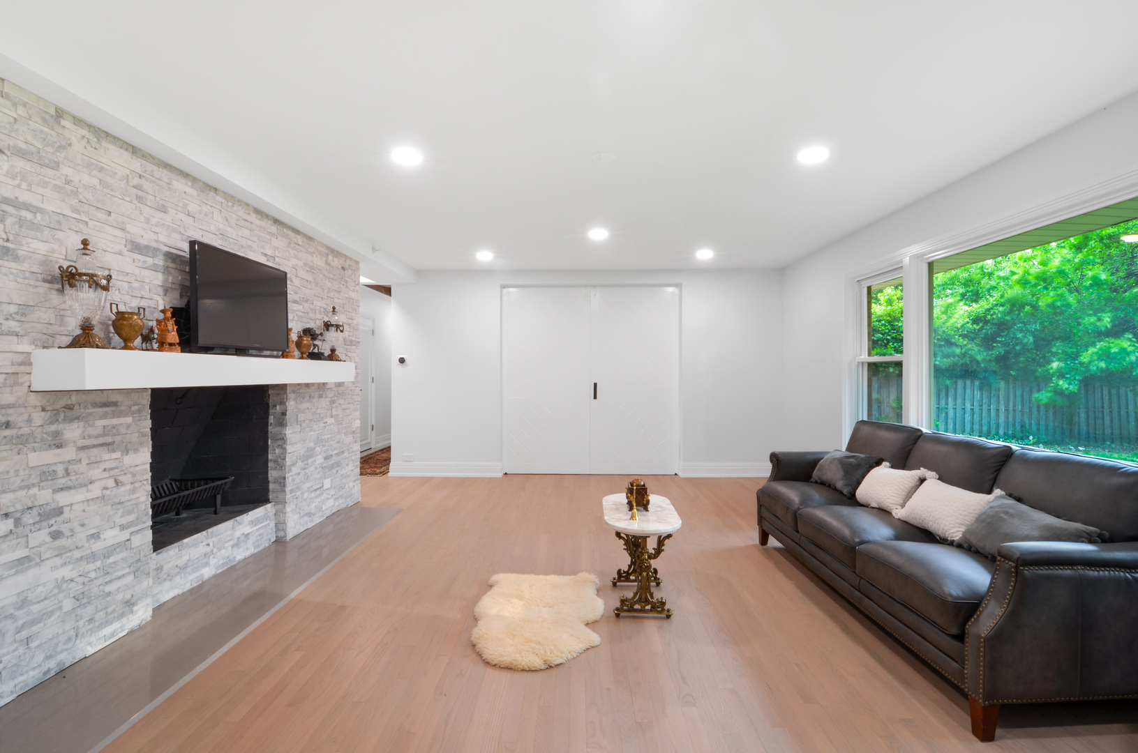 6840 N LINCOLNWOOD Drive