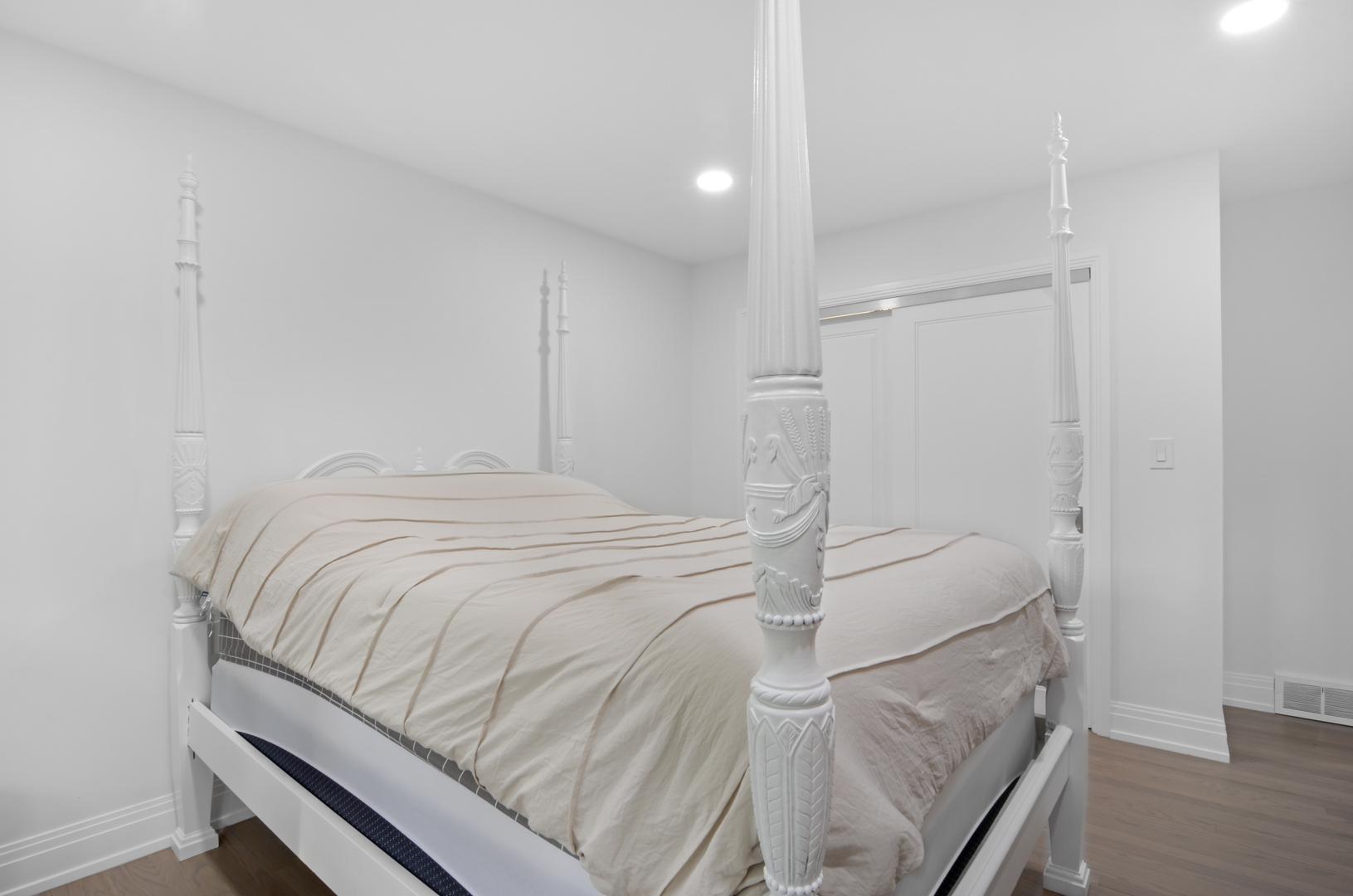 6840 N LINCOLNWOOD Drive