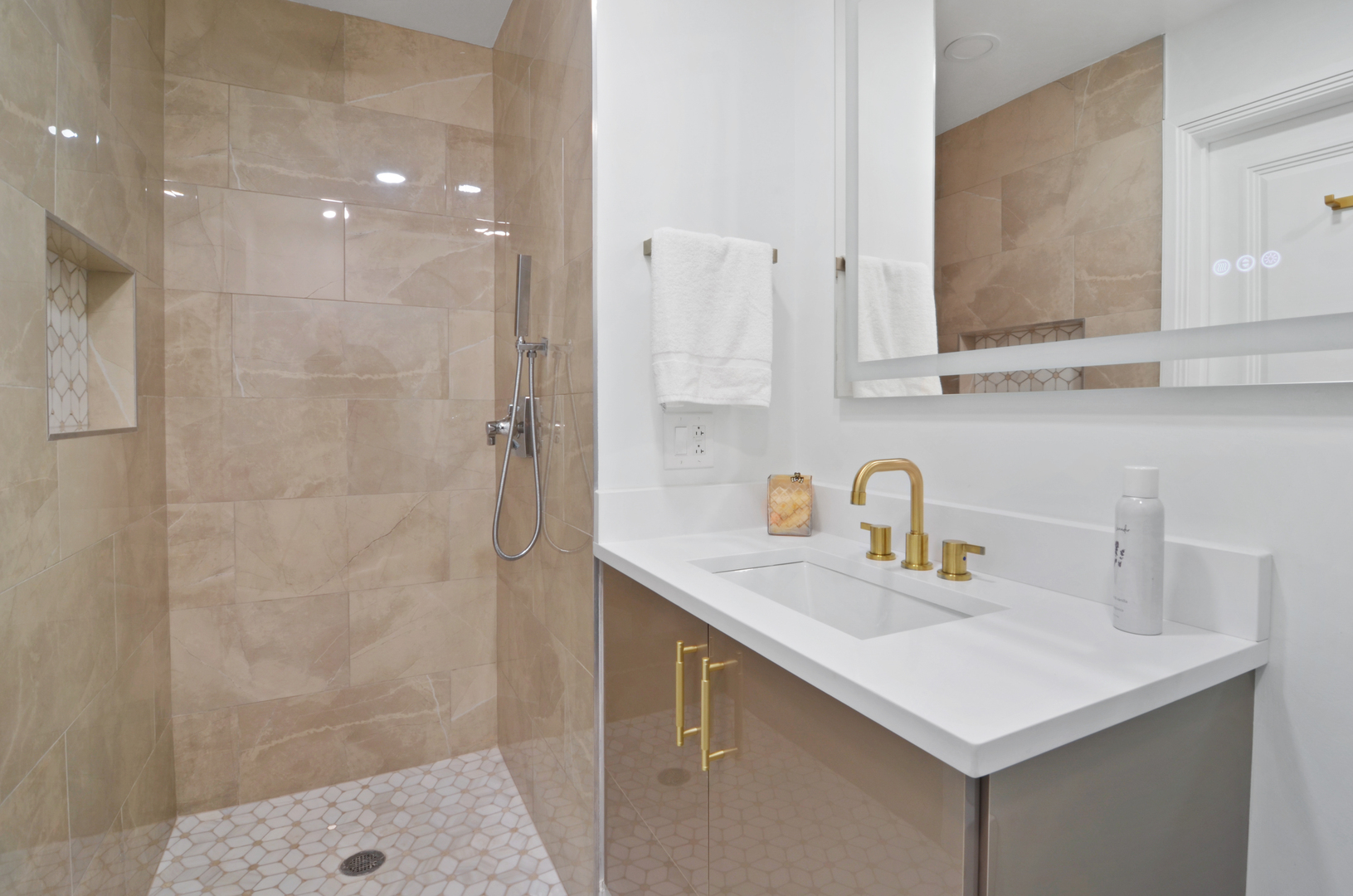 6840 N LINCOLNWOOD Drive