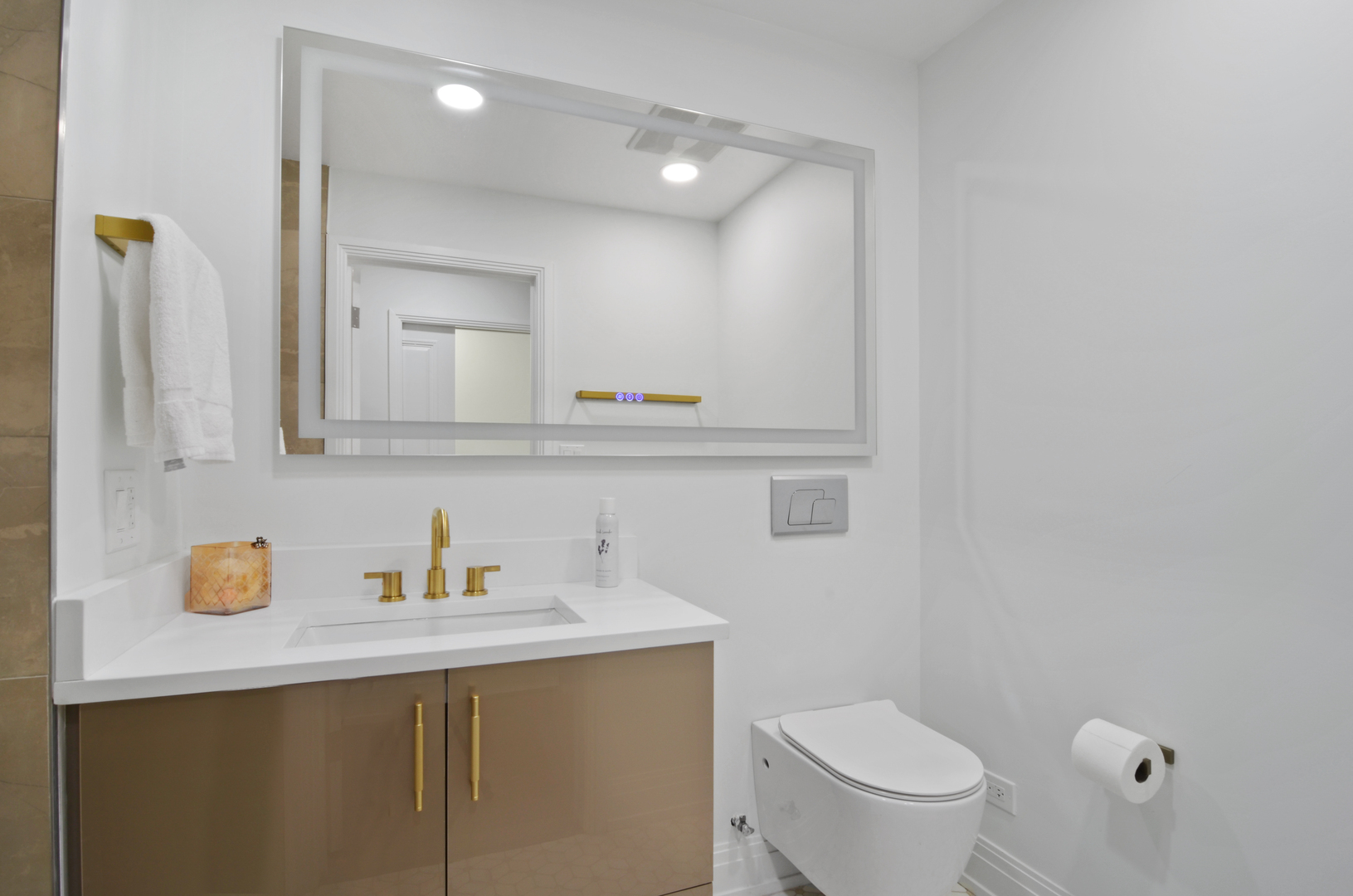 6840 N LINCOLNWOOD Drive