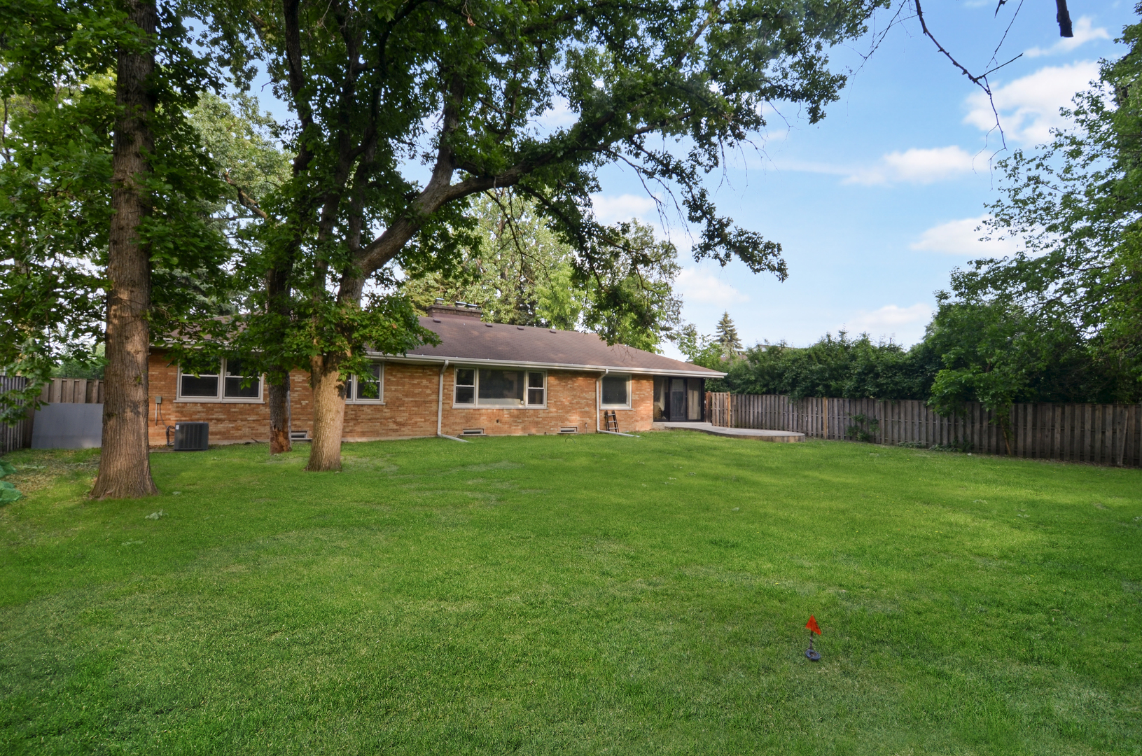 6840 N LINCOLNWOOD Drive