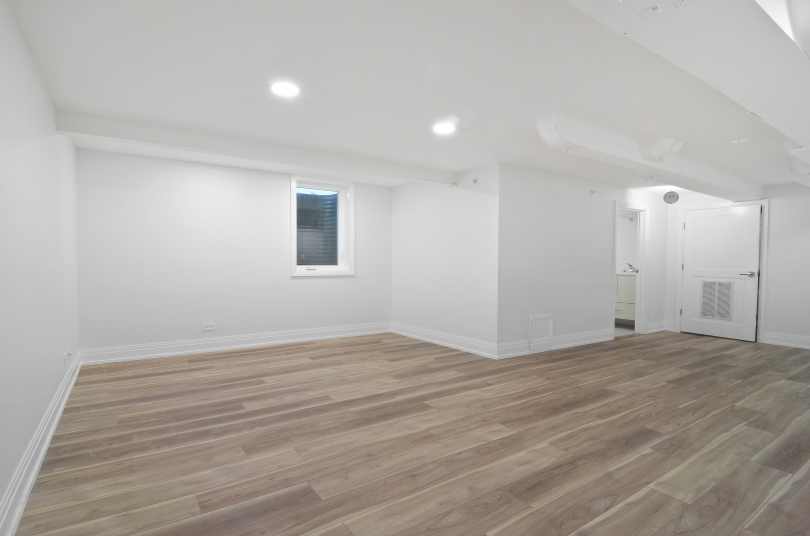 6840 N LINCOLNWOOD Drive