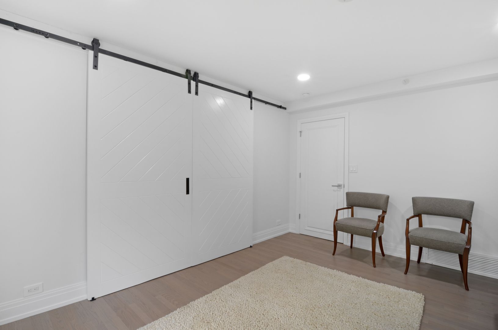 6840 N LINCOLNWOOD Drive