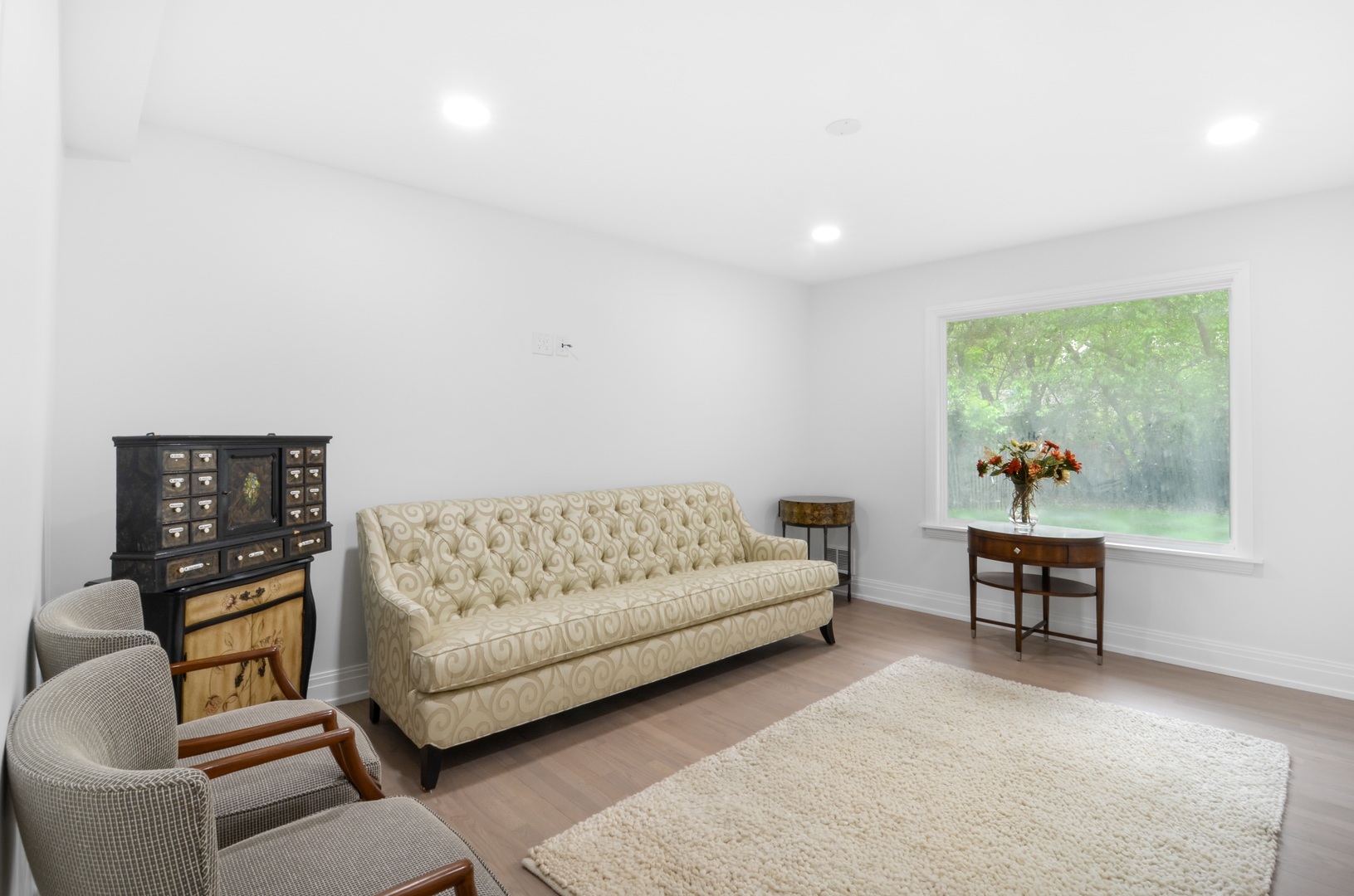 6840 N LINCOLNWOOD Drive