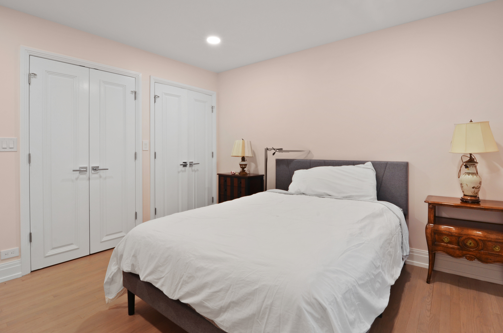 6840 N LINCOLNWOOD Drive