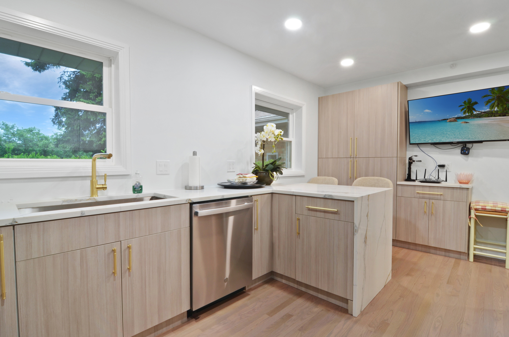 6840 N LINCOLNWOOD Drive