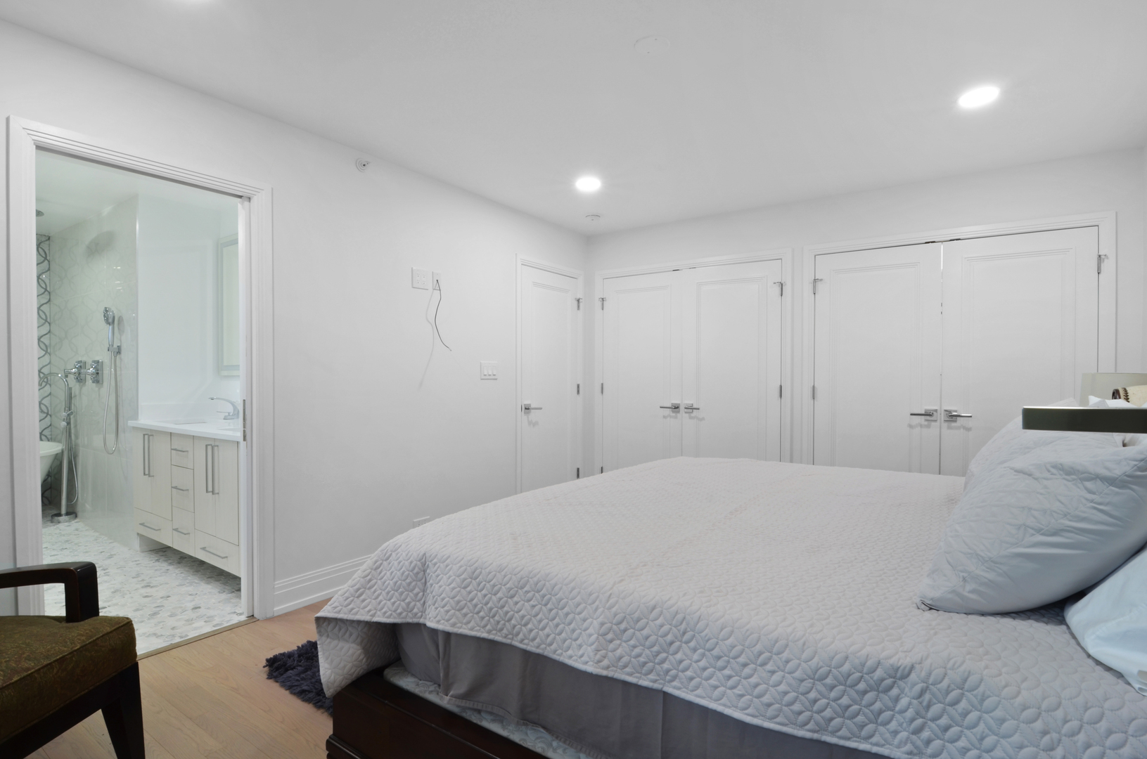 6840 N LINCOLNWOOD Drive