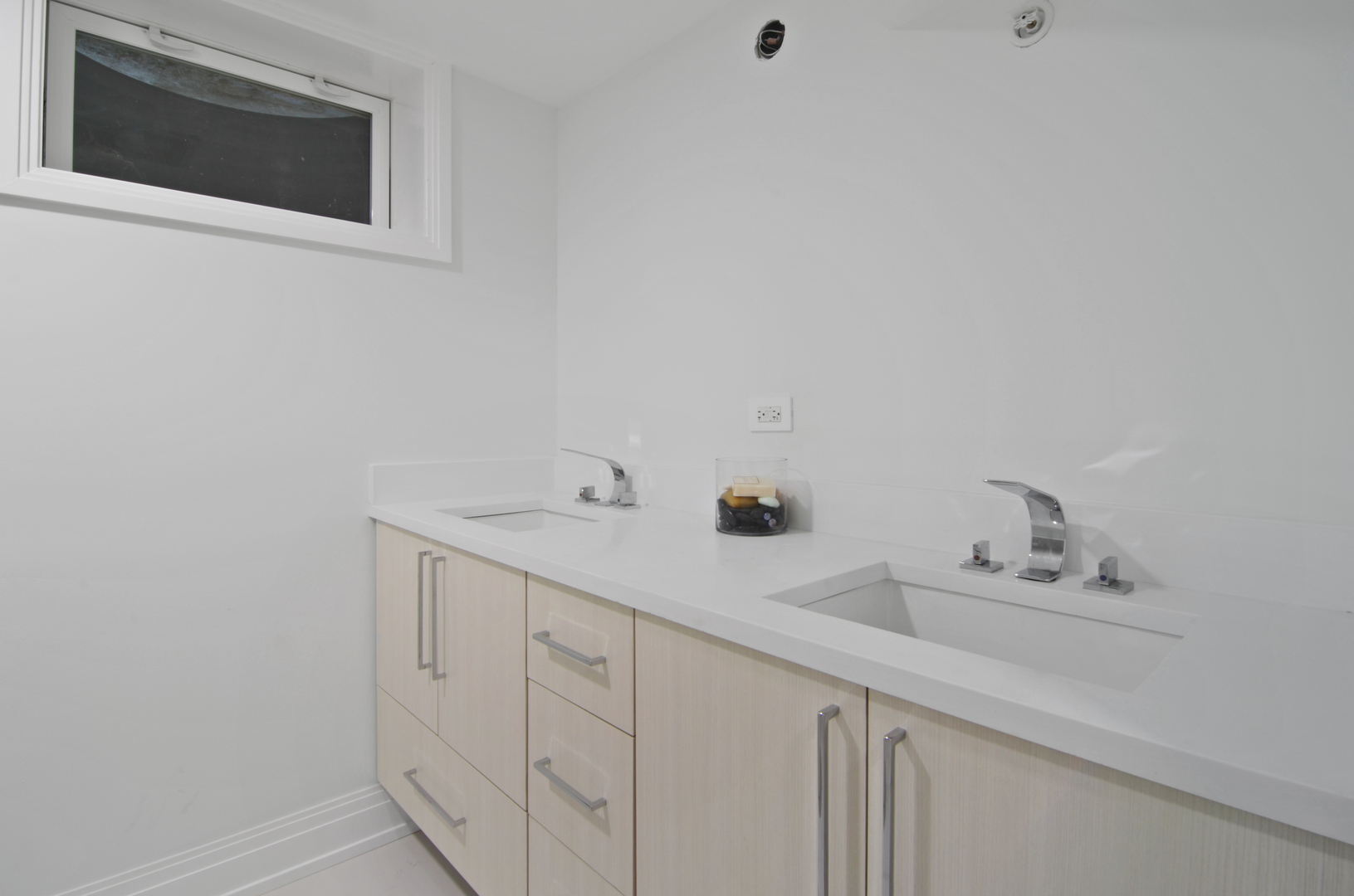 6840 N LINCOLNWOOD Drive