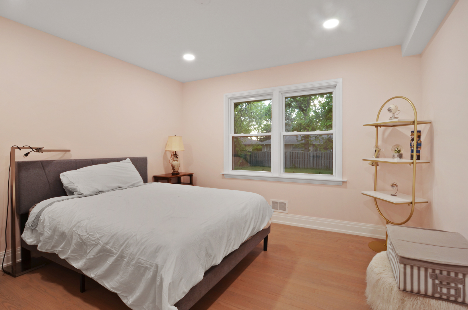 6840 N LINCOLNWOOD Drive