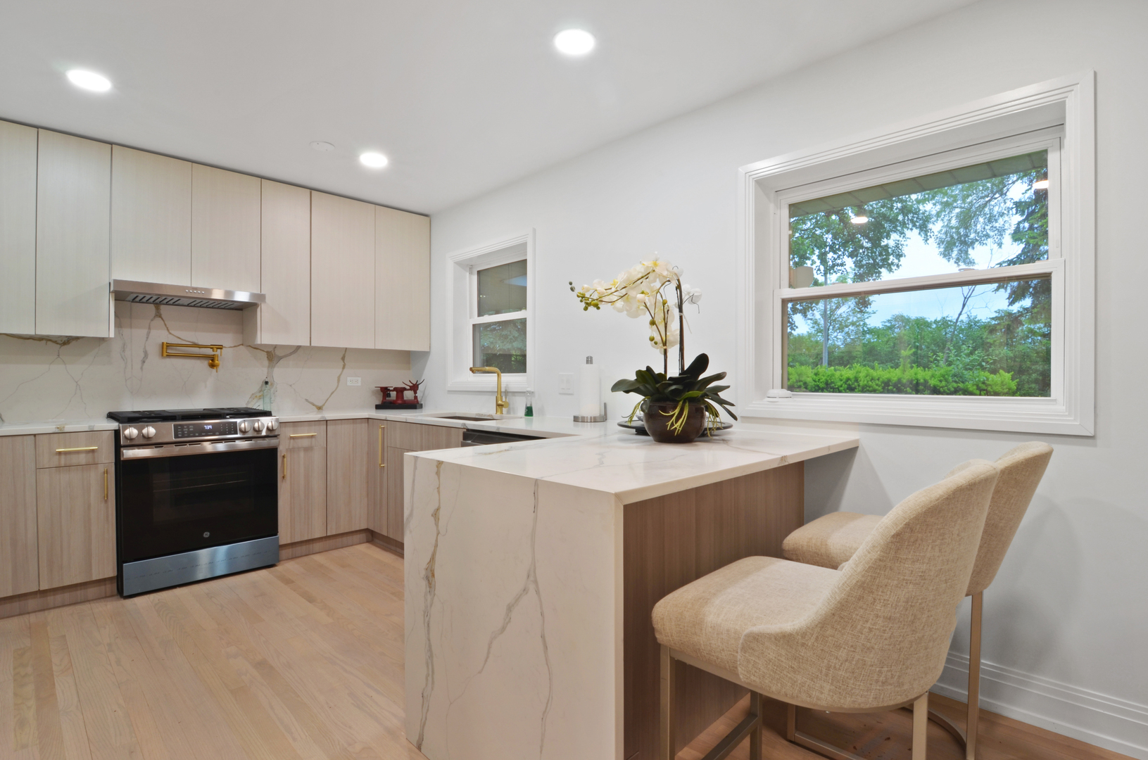 6840 N LINCOLNWOOD Drive