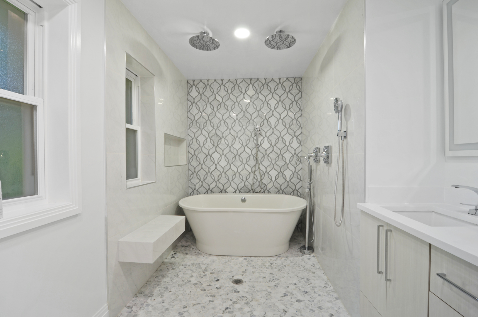 6840 N LINCOLNWOOD Drive