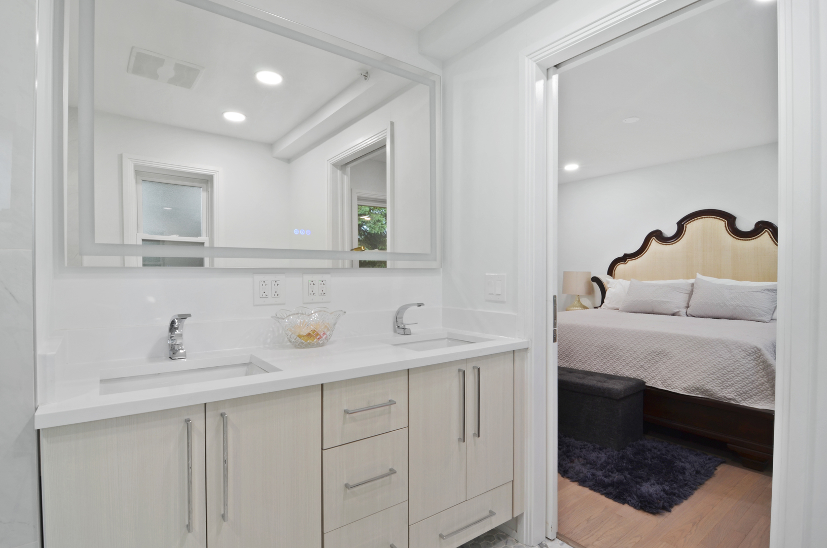 6840 N LINCOLNWOOD Drive