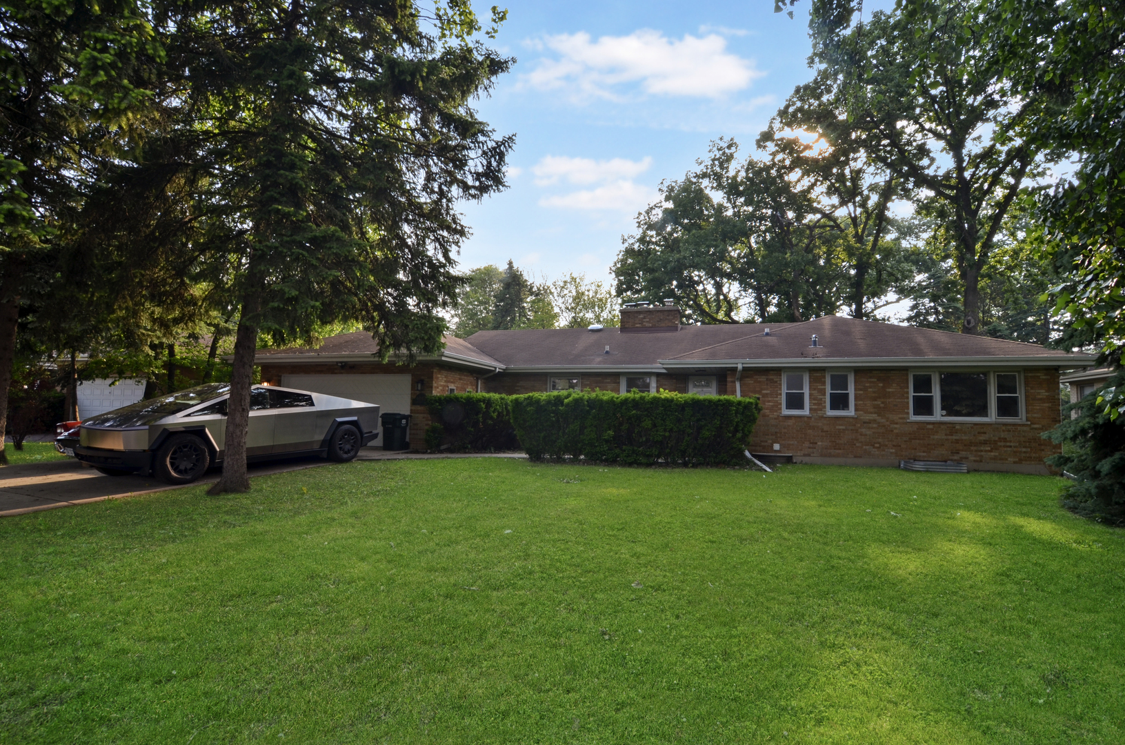 6840 N LINCOLNWOOD Drive