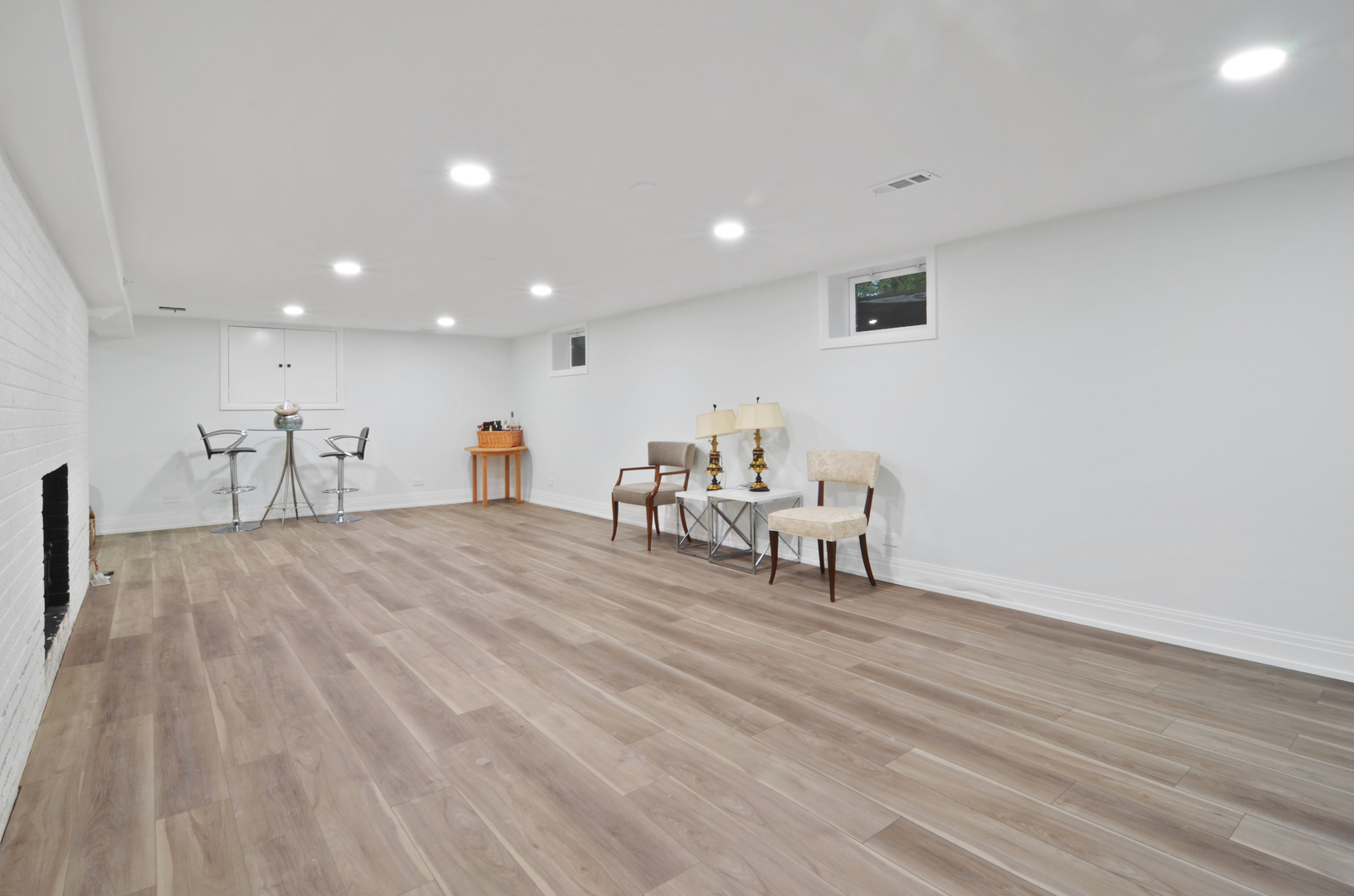 6840 N LINCOLNWOOD Drive