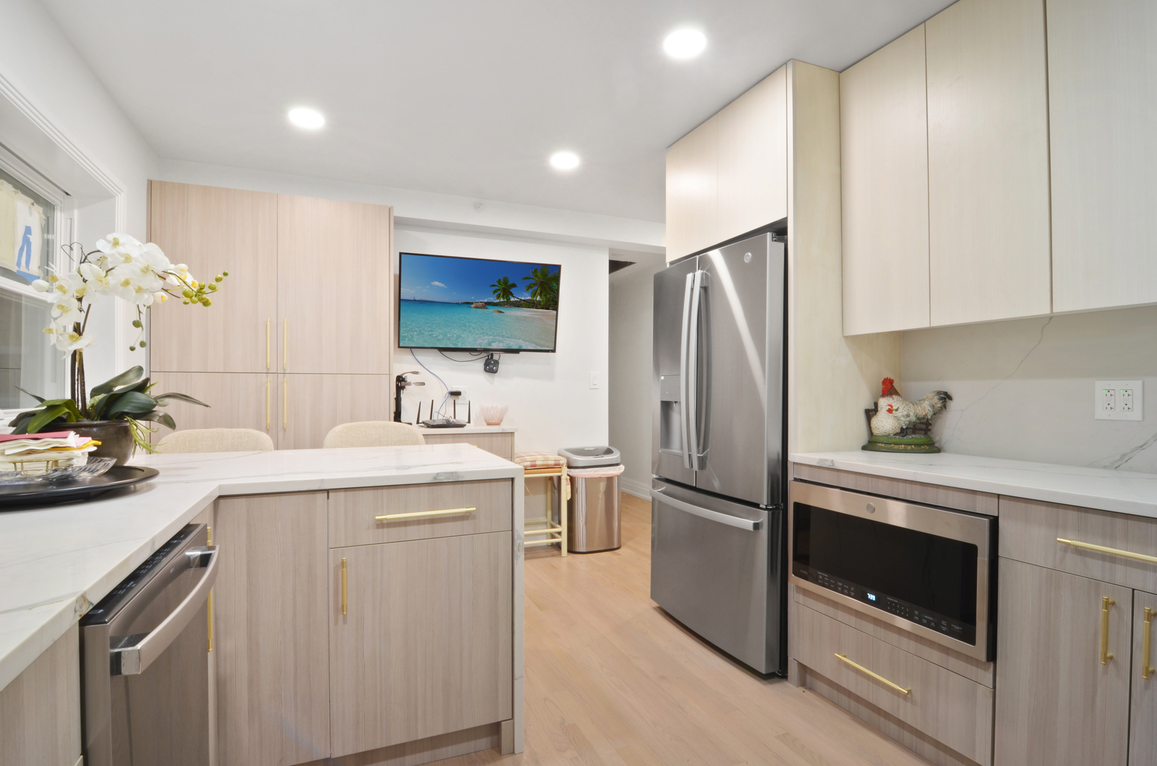 6840 N LINCOLNWOOD Drive