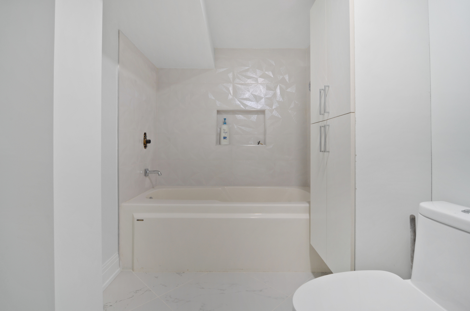 6840 N LINCOLNWOOD Drive