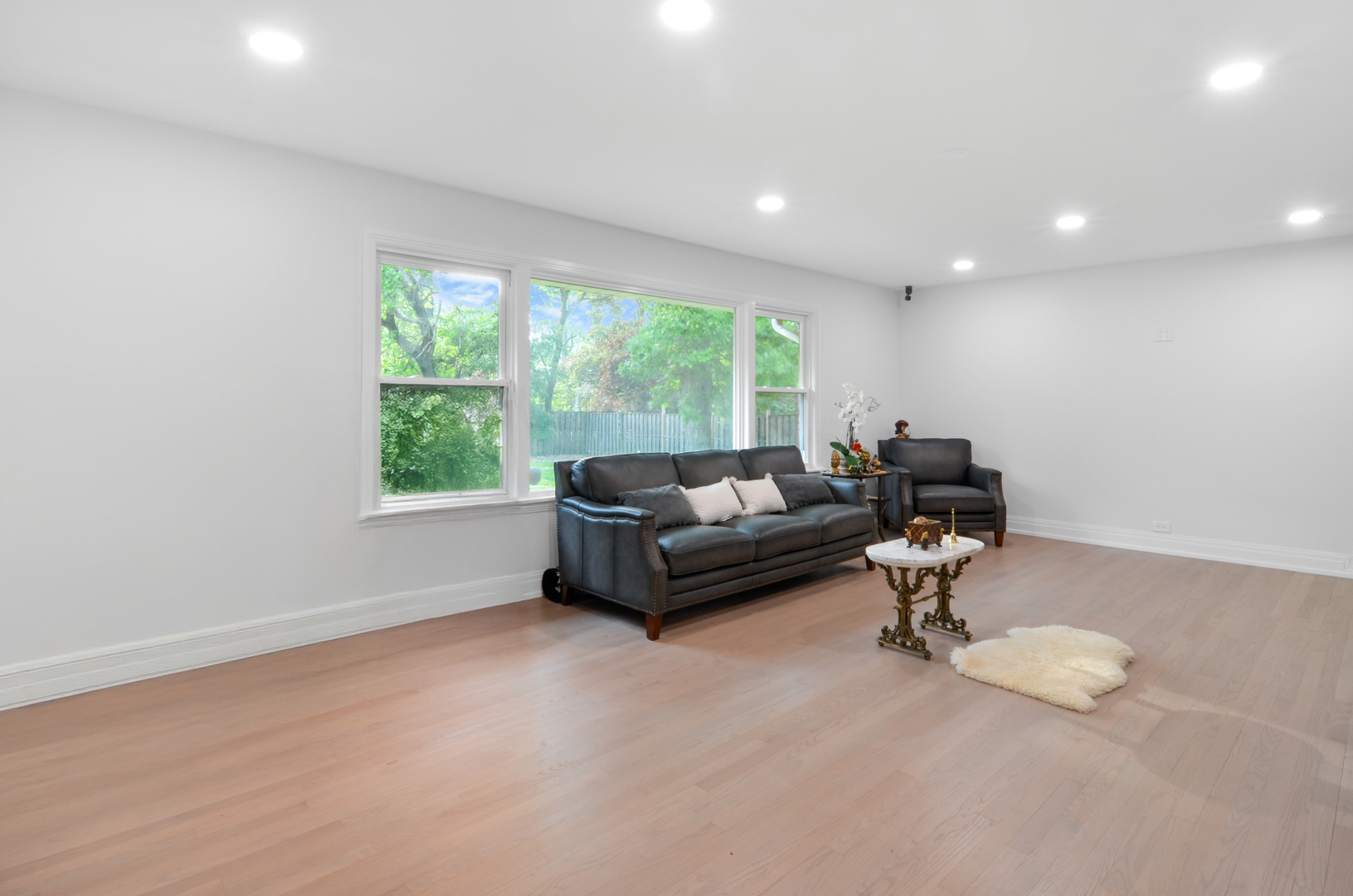 6840 N LINCOLNWOOD Drive