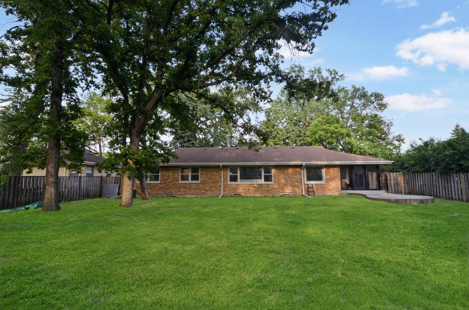 6840 N LINCOLNWOOD Drive