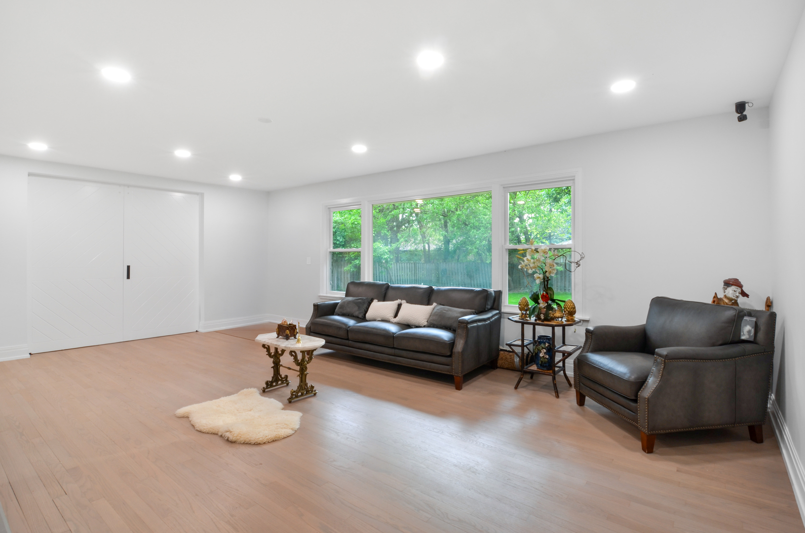 6840 N LINCOLNWOOD Drive