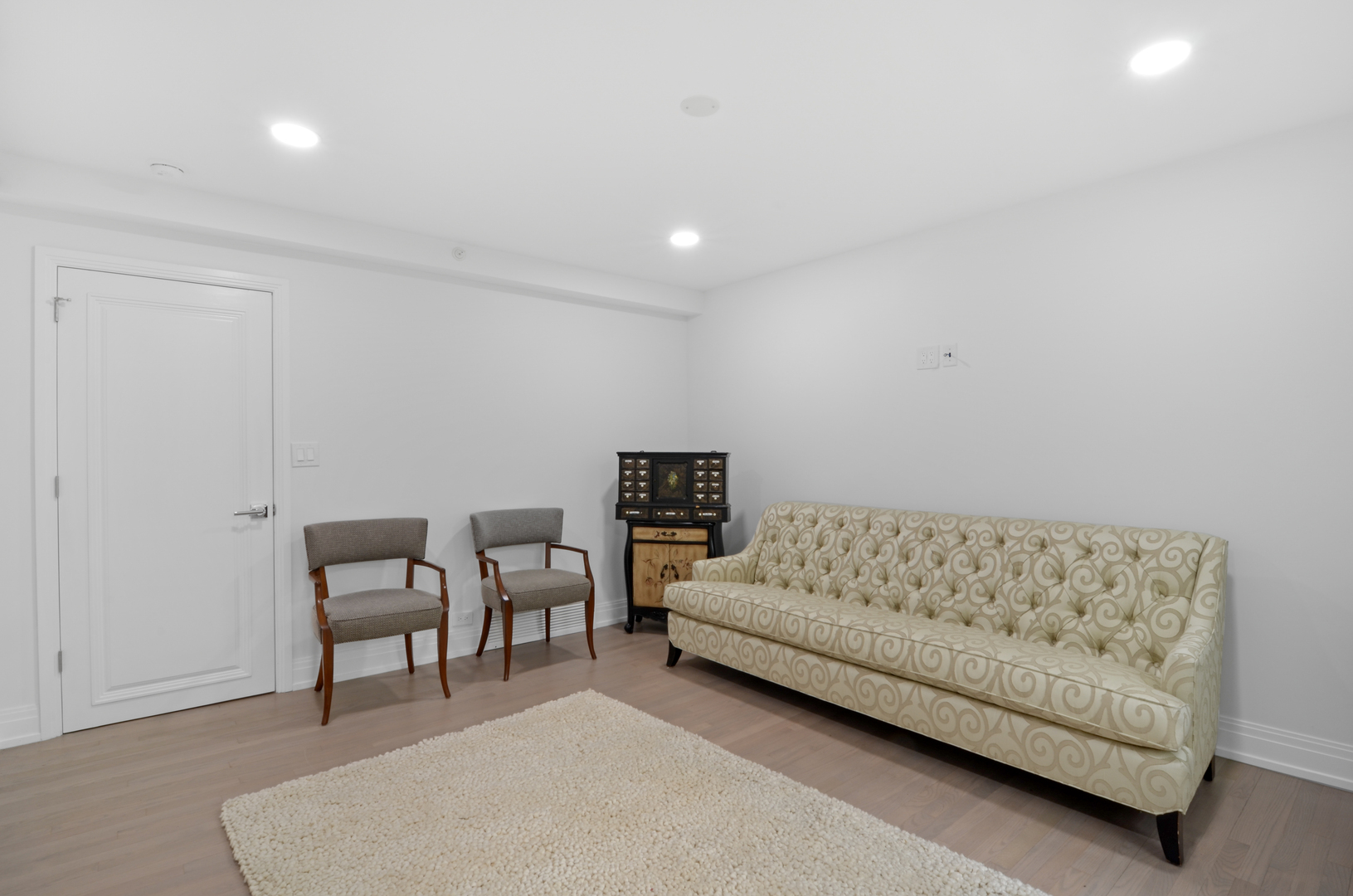 6840 N LINCOLNWOOD Drive