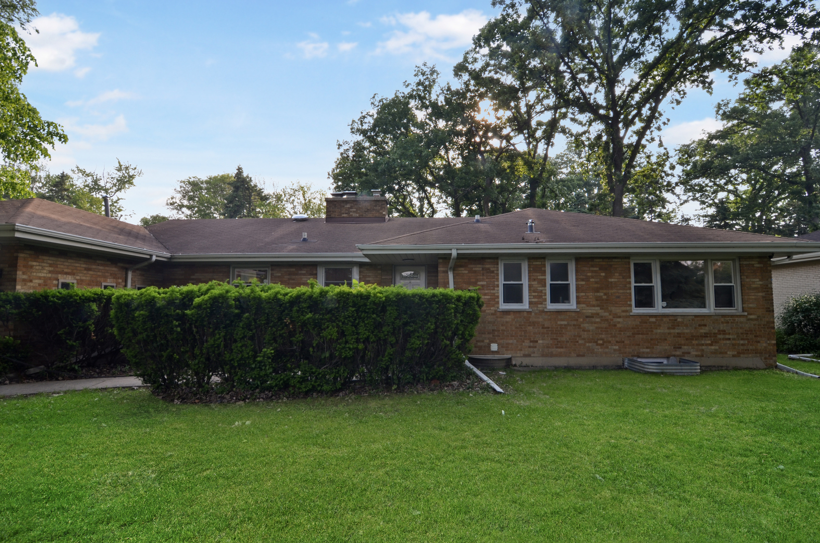 6840 N LINCOLNWOOD Drive