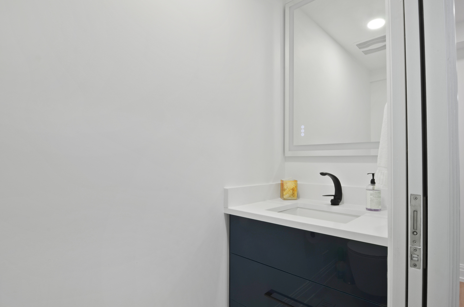 6840 N LINCOLNWOOD Drive