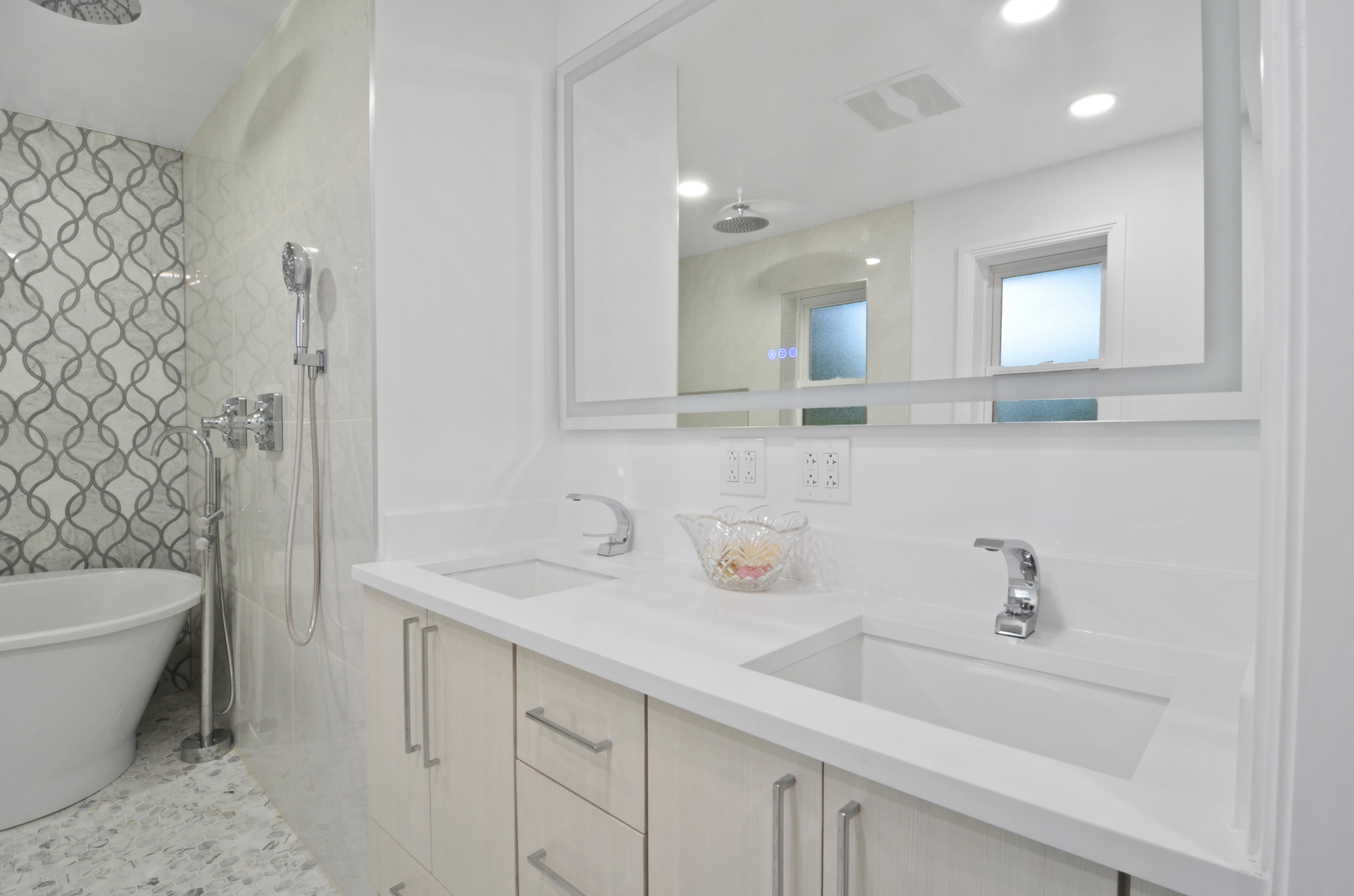 6840 N LINCOLNWOOD Drive