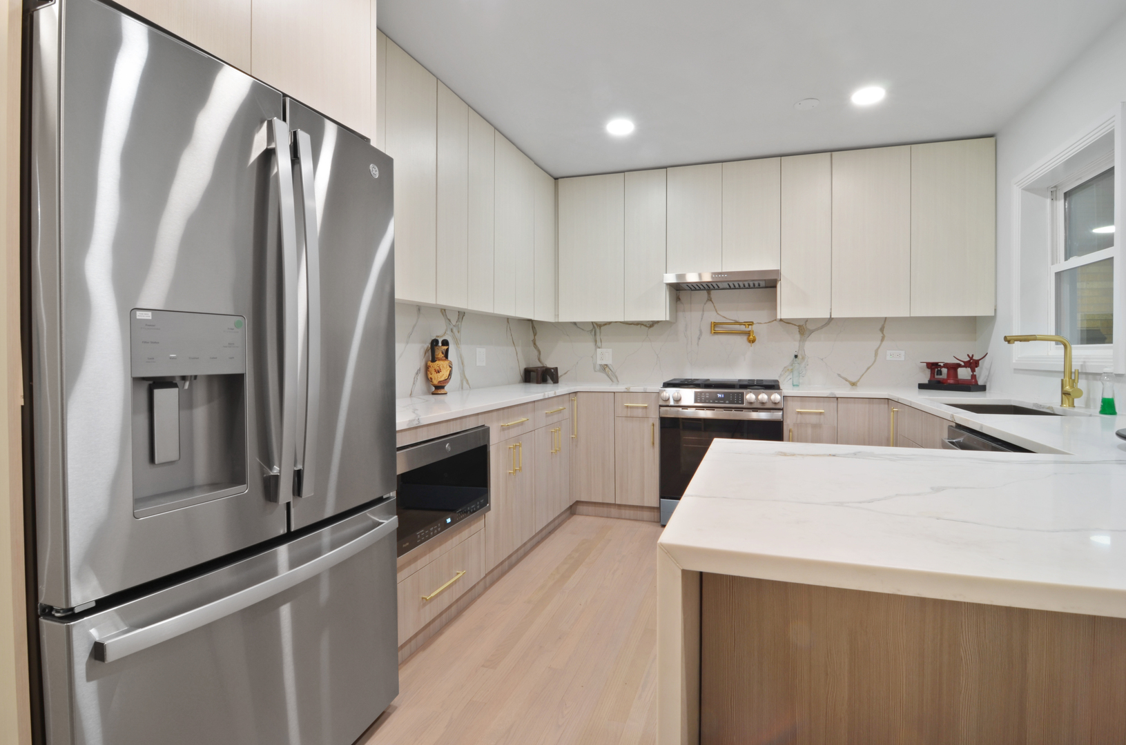 6840 N LINCOLNWOOD Drive