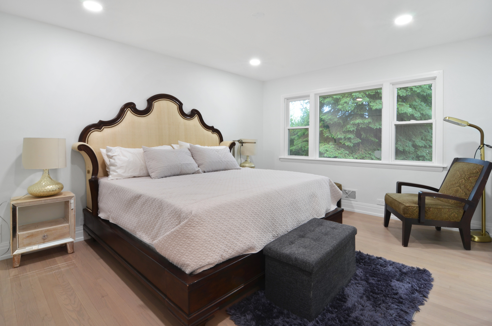 6840 N LINCOLNWOOD Drive