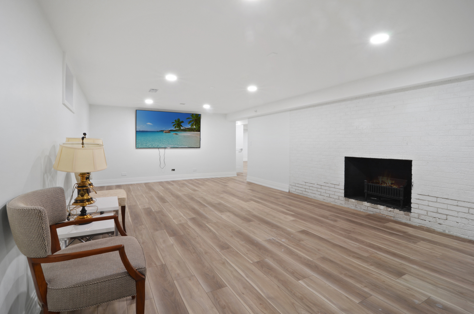 6840 N LINCOLNWOOD Drive