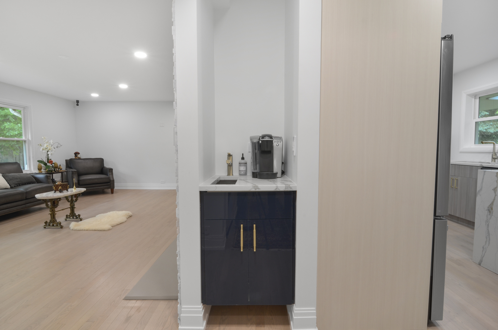 6840 N LINCOLNWOOD Drive