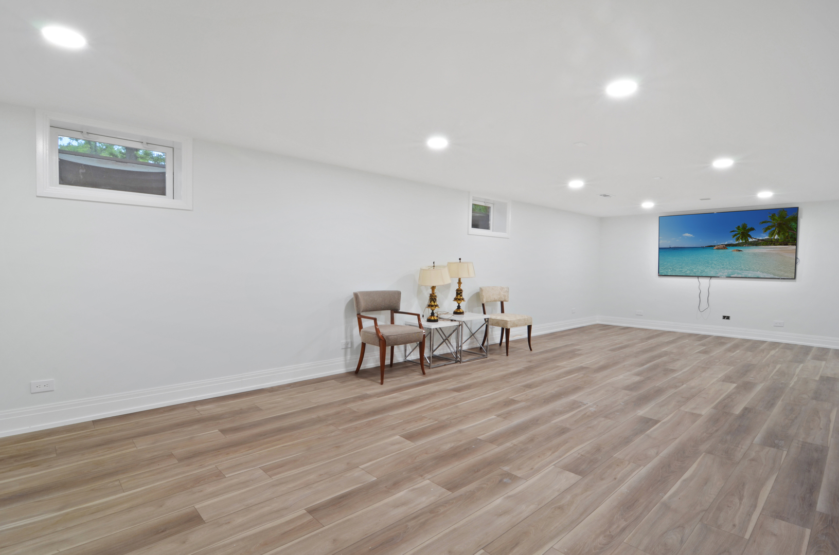 6840 N LINCOLNWOOD Drive