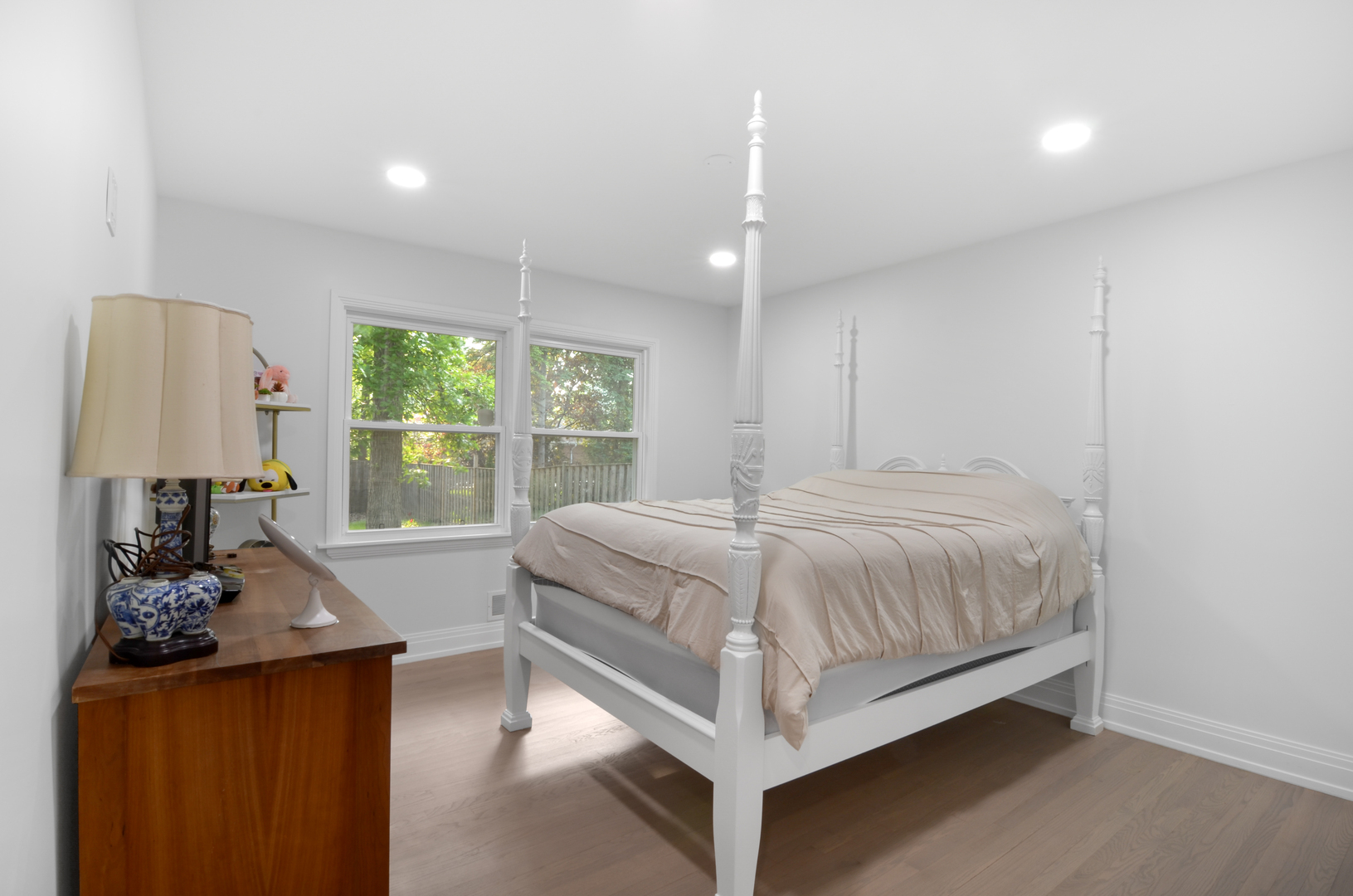 6840 N LINCOLNWOOD Drive