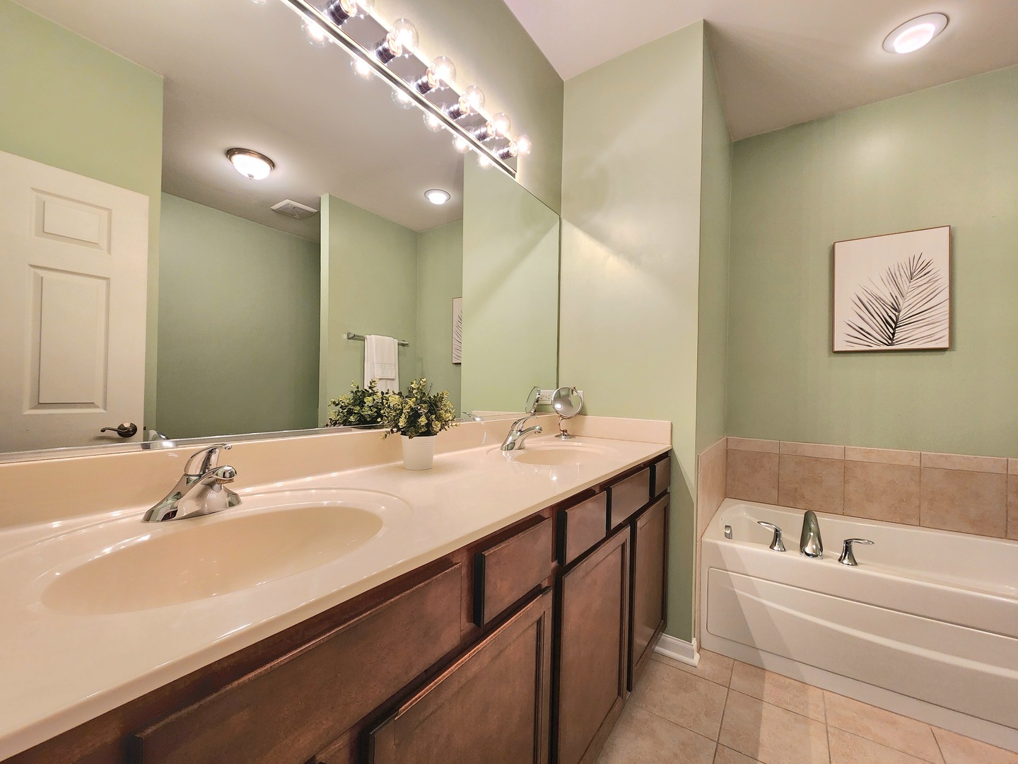 982 Oak Ridge Boulevard