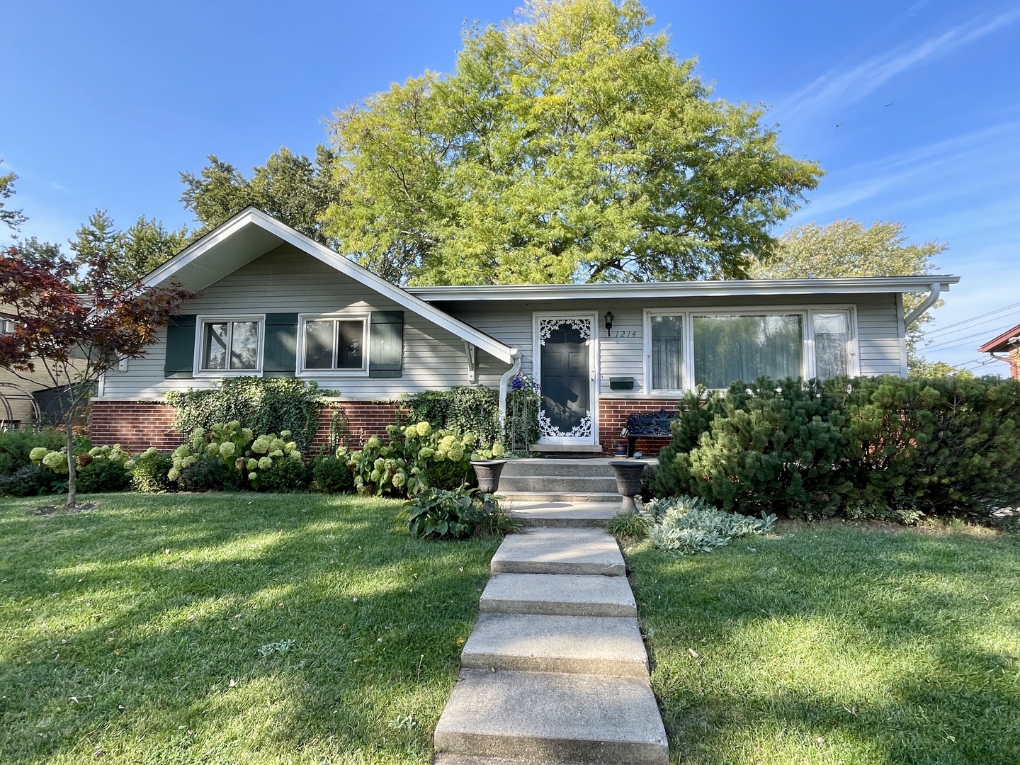 1214 N crabtree Lane