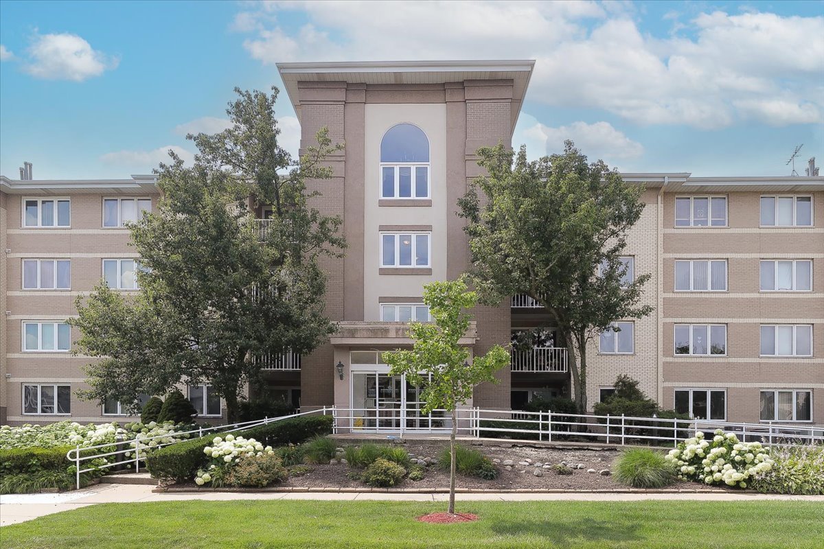 440 E Montrose Avenue Unit: 106