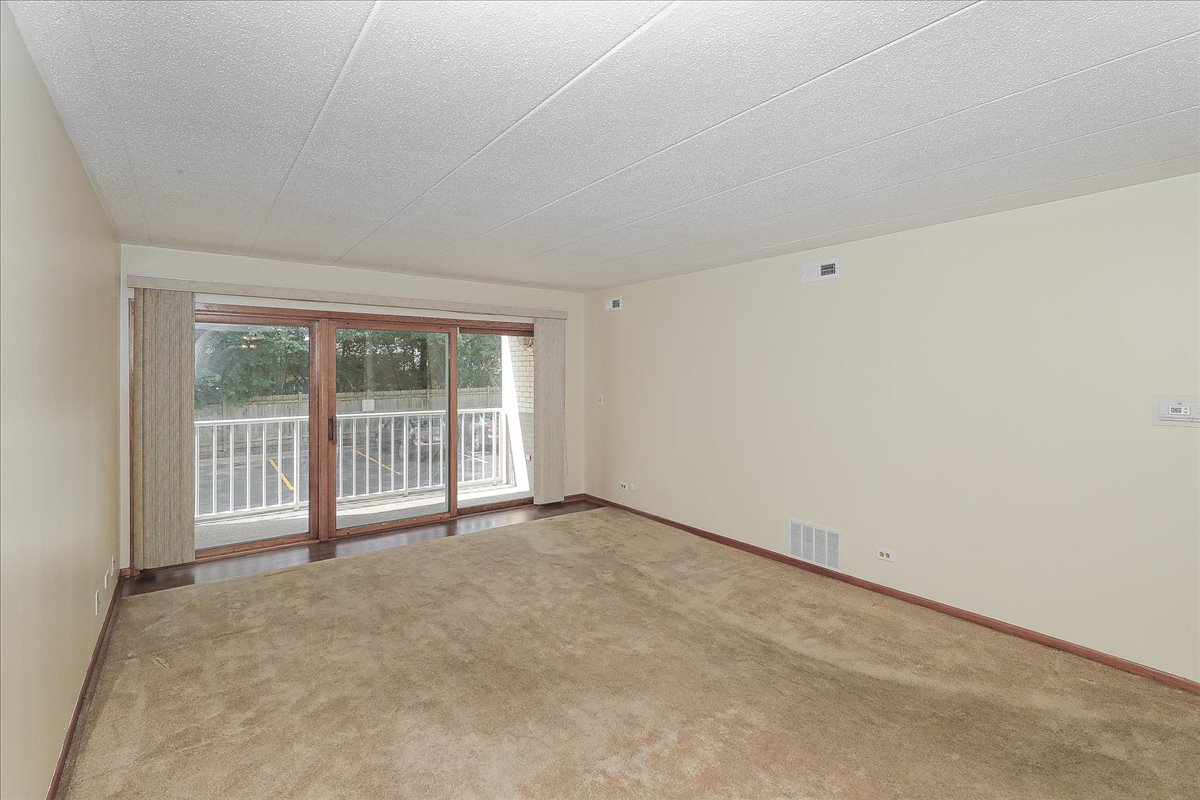 440 E Montrose Avenue Unit: 106