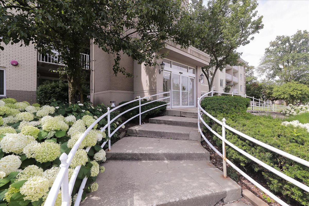 440 E Montrose Avenue Unit: 106