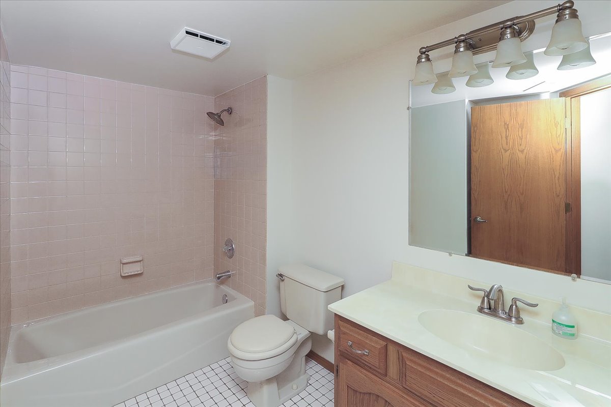 440 E Montrose Avenue Unit: 106
