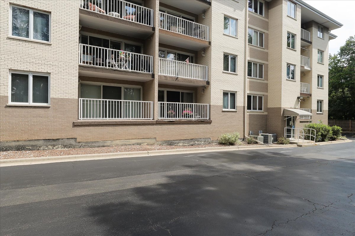 440 E Montrose Avenue Unit: 106