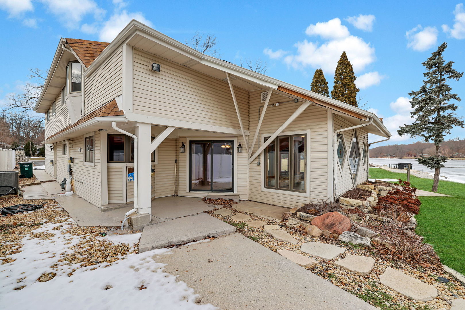 6N263 River Drive